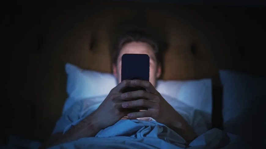تحذيرات صحية من مخاطر استخدام الهاتف فور الاستيقاظ من النوم.. تعرف على التفاصيل