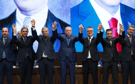 Rozetleri Cumhurbaşkanı Erdoğan taktı! İki belediye başkanı daha AK Parti'ye katıldı
