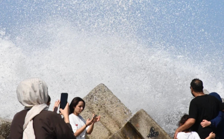 Düzce'de dalgalar 3 metreye ulaştı, denize girişler olumsuz hava koşulları nedeniyle yasaklandı