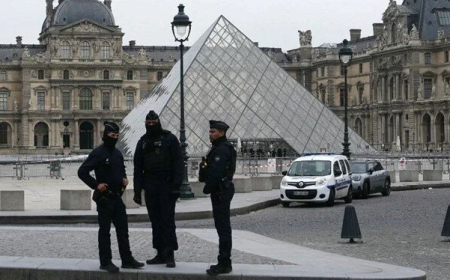 Louvre Müzesi'nde soygun! Hırsızlar mücevherleri çalıp kaçtı