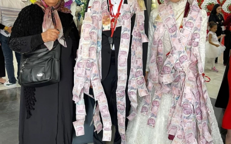 Yok böyle babaanne! Tek toruna servet değerinde takı taktı: Sosyal medyada viral oldu