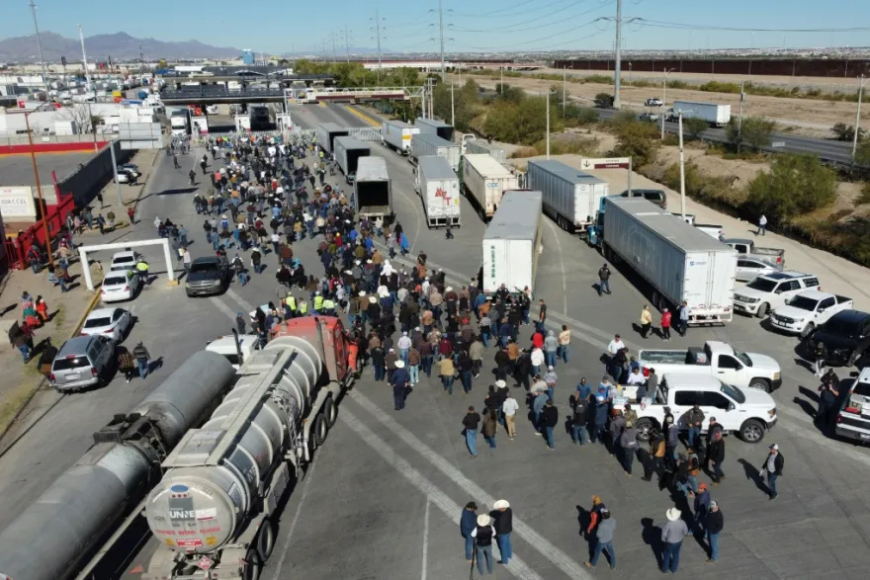 مزارعون مكسيكيون يغلقون جسر حدوديا مع الولايات المتحدة احتجاجا على أزمة مياه