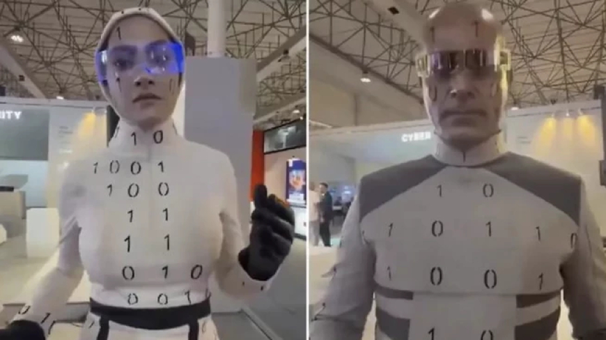 Teknoloji fuarında fıkra gibi olay! İnsansı robotlar fazla 'insansı' çıktı! Mekanik değil, makyajlı!