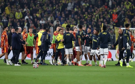 Kadıköy'de tansiyon yükseldi! Saha karıştı: Yumruklar havada uçuştu