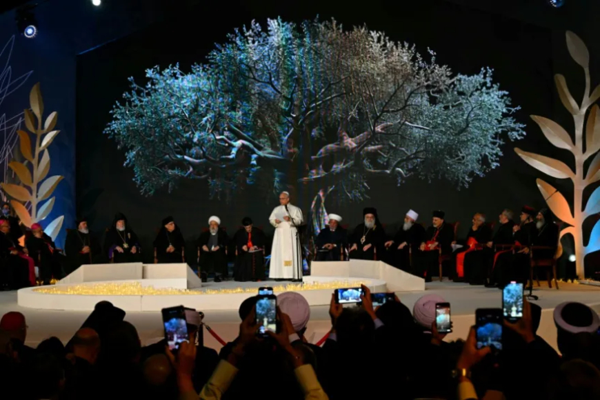 البابا في لقاء مع رؤساء الطوائف في لبنان يزرع شجرة زيتون رمزا "للمصالحة والسلام"