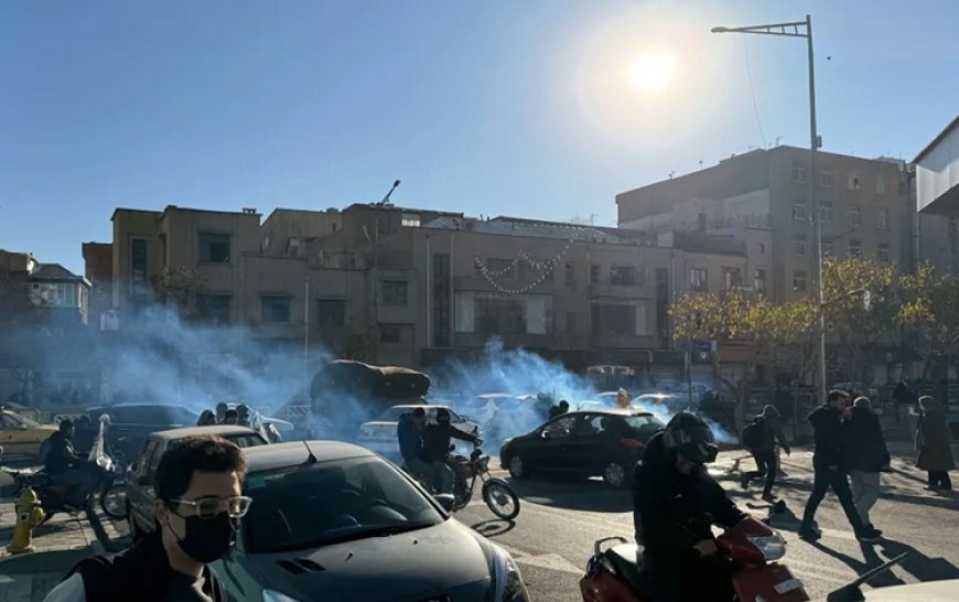 İran’da 3 yılın en büyük isyanı: Riyal çöktü, protestolar dalga dalga yayılıyor