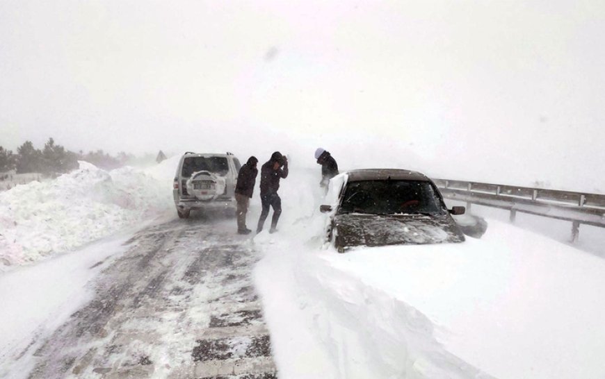 Sivas-Kayseri yolu ulaşıma kapandı: 20 araç, 50 vatandaş mahsur kaldı