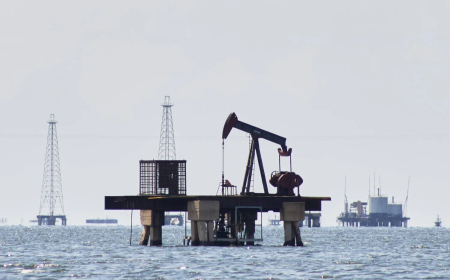 النفط يرتفع بعد سحب المخزونات الأميركية... وفنزويلا محط الأنظار