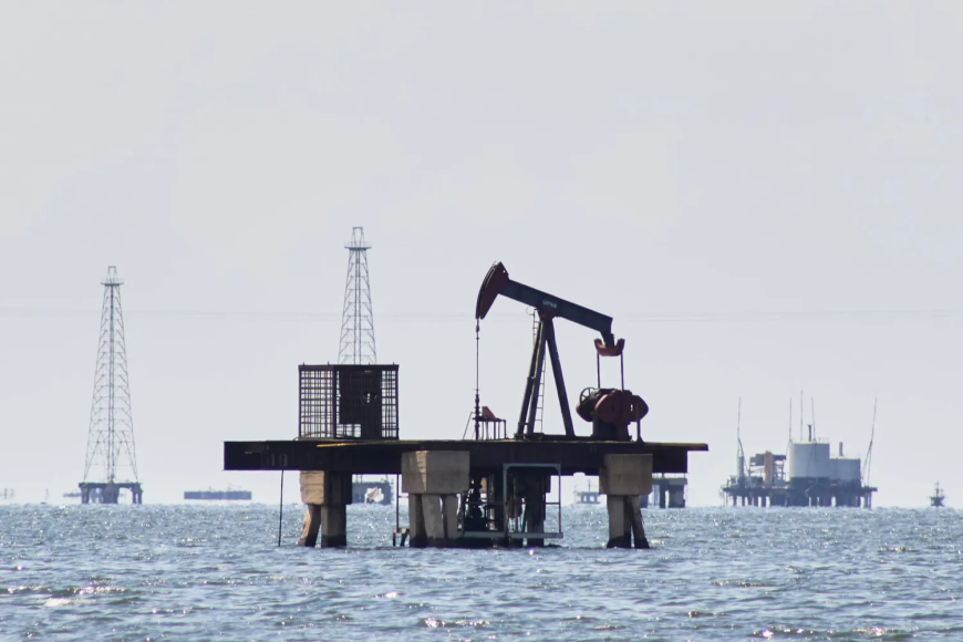 النفط يرتفع بعد سحب المخزونات الأميركية... وفنزويلا محط الأنظار