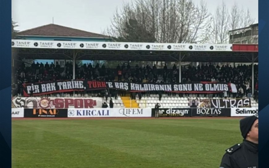 Bursalı taraftarlar Batman Petrolspor ile oynanan maçta stadyuma ırkçı pankart astı