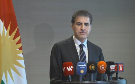 ‏نيجيرفان بارزاني رداً على سؤال لرووداو بشأن ما إذا كانت هناك فرصة للحكم الذاتي في روجآفا ضمن إطار سوريا: هناك فرصة للحل، لكن ينبغي ترك مسألة الاتفاق على النموذج المناسب للأطراف الكوردية والحكومة السورية للتوافق عليه