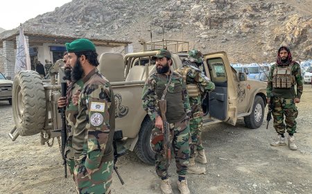 ‏الجنود الأفغان يتخذون مواقع قتالية على الحدود مع باكستان فيما يستمر القتال حتى الآن دون إعلان عن أي وقف لإطلاق النار ‏ الصور..