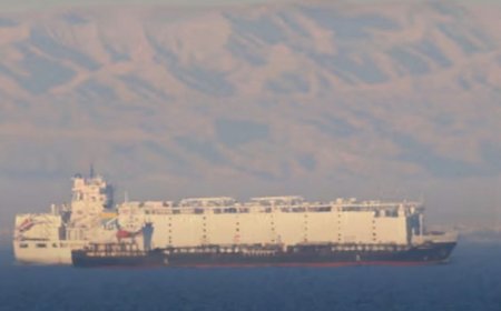 أفاد مسؤولان من جماعة «الحوثي» اليمنية، المدعومة من إيران، بأن الجماعة سوف تستأنف الهجمات على السفن التي تمر في البحر الأحمر.