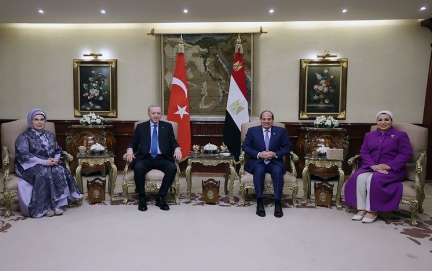 Erdoğan, Kahire’de resmi törenle karşılandı