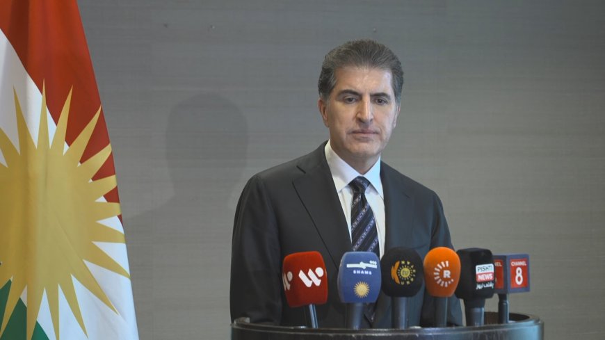 ‏نيجيرفان بارزاني رداً على سؤال لرووداو بشأن ما إذا كانت هناك فرصة للحكم الذاتي في روجآفا ضمن إطار سوريا: هناك فرصة للحل، لكن ينبغي ترك مسألة الاتفاق على النموذج المناسب للأطراف الكوردية والحكومة السورية للتوافق عليه