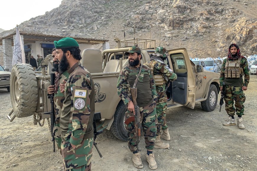 ‏الجنود الأفغان يتخذون مواقع قتالية على الحدود مع باكستان فيما يستمر القتال حتى الآن دون إعلان عن أي وقف لإطلاق النار ‏ الصور..