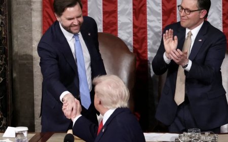 قرار الحرب يلهب الانقسامات بين مؤيدي ترامب ومعارضيه.