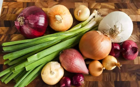Binlerce Yıldır Mutfağın Şifa Kaynağı: Kırmızı Soğanın Antioksidan Gücü mü, Yeşil Soğanın Vitamin Fırtınası mı Daha Etkili?