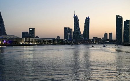 وسائل إعلام بحرينية: مقتل شخص وإصابة اثنين بعد أن تسبب حطام صاروخ تم اعتراضه في اندلاع حريق على "سفينة أجنبية"