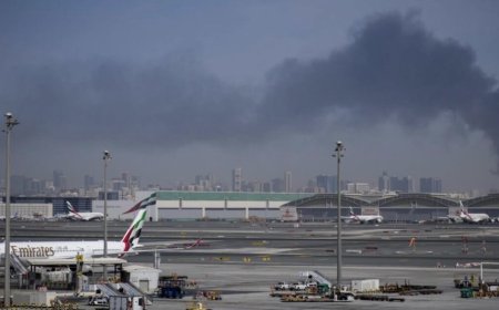 الحرب بين الولايات المتحدة وإسرائيل ضد إيران تربك  حركة الطيران في الشرق الأوسط، بعدما أُلغيت أكثر من 21300 رحلة جوية في مطارات رئيسية في الخليج، في وقت تسابق الحكومات وشركات الطيران الزمن لإعادة آلاف المسافرين العالقين إلى أوطانهم وسط اضطراب غير مسبوق في قطاع السفر.