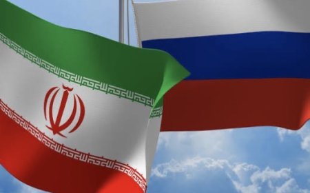 صحيفة "واشنطن بوست" : روسيا تزوّد إيران بمعلومات استخباراتية دقيقة تشمل إحداثيات السفن والطائرات الحربية الأميركية في الشرق الأوسط. وتذكر المصادر أن هذا الدعم يهدف لتعزيز قدرة طهران على ضرب أهداف أميركية بعد تراجع إمكاناتها الرصدية جراء الضربات التي شنتها الولايات المتحدة وإسرائيل.