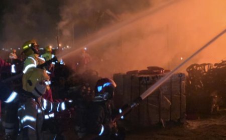 ‏فرق الدفاع المدني تعمل على اخماد الحرائق بشارع شركات النفطية في منطقة البرجسية بقضاء الزبير في محافظة البصرة جنوبي العراق بعد الهجوم عليها بطائرات مسيّرة