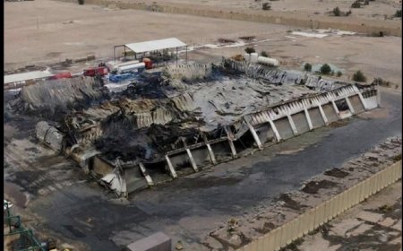 ‏صور جوية تظهر حجم الضرر الذي خلفه هجوم بمسيرة على مخزن خاص بالمتعاقدين مع شركة هاليبرتون الأميركية في موقع البرجسية بقضاء الزبير غربي البصرة