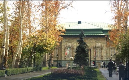 وكالة فارس: استـــــ..ـهداف مجمع سعد آباد أكبر مجمع ثقافي تاريخي في إيران