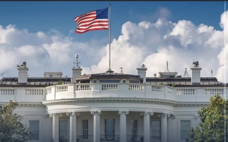 المستشار الاقتصادي للبيت الأبيض: ناقلات النفط بدأت عبور مضيق هرمز بشكل متقطع وهذا مؤشر على تدني إمكانات ⁧‫إيران ونسقنا عملية الإفراج عن الاحتياطيات الاستراتيجية للنفط مع 35 دولة أخرى وهناك مؤشرات على أن دول الشرق الأوسط قد تقلص صادراتها النفطية