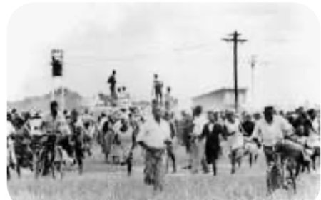 في مثل هذا اليوم، 21 مارس 1960، وقعت مجزرة شاربفيل في جنوب أفريقيا، حين فتحت قوات الشرطة النار على متظاهرين سلميين كانوا يحتجون ضد قوانين التمييز العنصري المعروفة بنظام الأبارتايد، ما أسفر عن مقتل 69 شخصا وجرح المئات  لاحقا، اعتمدت الأمم المتحدة هذا اليوم يوما دوليا للقضاء على التمييز العنصري، ليبقى هذا الحدث شاهدا على كلفة الظلم حين يتحول إلى سياسة ممنهجة، وعلى الدور العميق الذي تلعبه الذاكرة التاريخية في تشكيل الوعي الإنساني ومواقف المجتمع الدولي