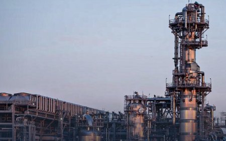 ‏فايننشال تايمز عن مصرفيين: الحــ ـرب الإيرانية أدت إلى توقف صفقات النفط والغاز الأمريكية