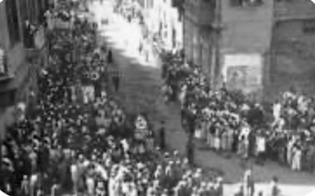 في مثل هذا اليوم، 23 مارس 1919، انطلقت الثورة المصرية 1919 بقيادة سعد زغلول، عقب نفيه من قبل سلطات الاحتلال البريطاني، لتتحول الاحتجاجات الشعبية إلى حركة وطنية واسعة شملت مختلف فئات المجتمع المصري.