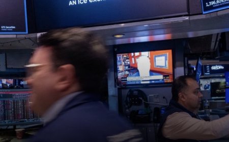 العقود الآجلة للأسهم الأميركية ترتفع بشكل حاد، بعد إعلان الرئيس الأميركي دونالد ترامب أن الولايات المتحدة وإيران أجرتا محادثات «إيجابية ومثمرة» خلال اليومين الماضيين، مع قراره وقف أي ضربات محتملة على محطات الطاقة والبنية التحتية الإيرانية
