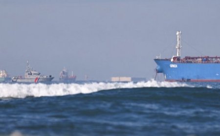 رويترز: ‏قال رئيس الوزراء البريطاني كير ستارمر إنه منح الجيش الإذن بالصعود على متن سفن ​روسية تقول حكومته إنها جزء من شبكة ناقلات تمكن ‌موسكو من تصدير النفط رغم العقوبات الغربية واحتجازها