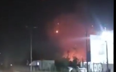 وكالات:‏انفجارات قوية عقب هجوم عنيف بطائرات مسيّرة انتحارية على مدينة أربيل شمالي العراق، وأشارت مصادر محلية إلى أن مطار أربيل الذي يضمّ قاعدة أمريكية والقنصلية الأمريكية ومخيم "أزادي" كانت من بين الأهداف.