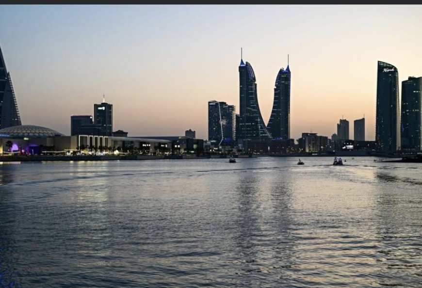 وسائل إعلام بحرينية: مقتل شخص وإصابة اثنين بعد أن تسبب حطام صاروخ تم اعتراضه في اندلاع حريق على "سفينة أجنبية"