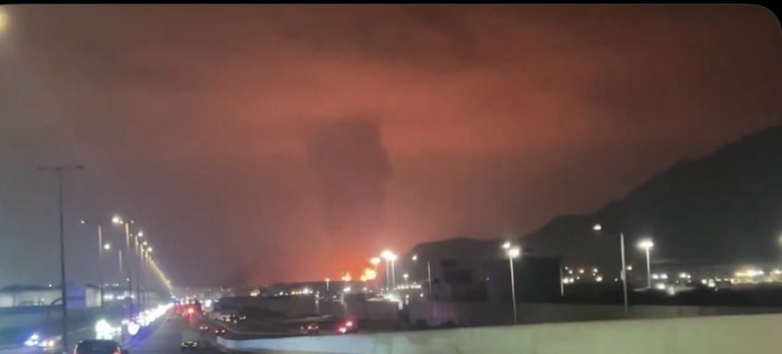 وكالة الانباء الفرنسية:استمرار اشتعال النيران في ميناء ⁧‫ الفجيرة ‬⁩ منذ يومين