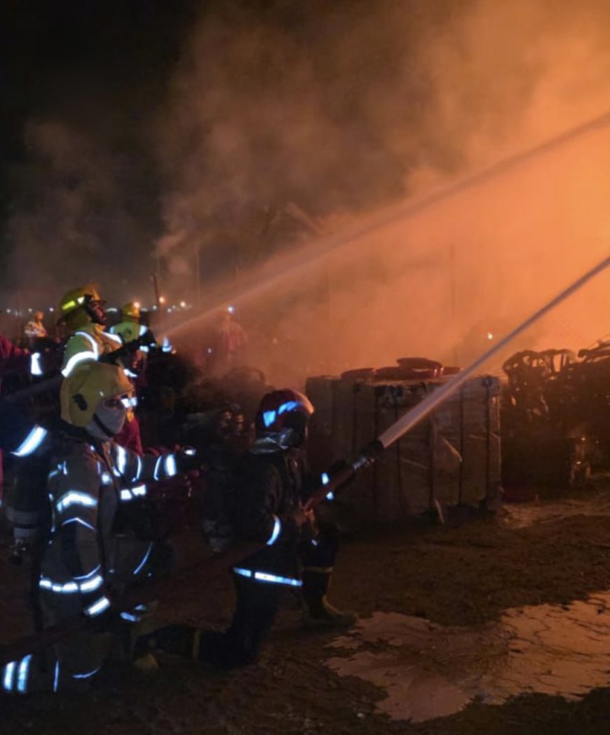 ‏فرق الدفاع المدني تعمل على اخماد الحرائق بشارع شركات النفطية في منطقة البرجسية بقضاء الزبير في محافظة البصرة جنوبي العراق بعد الهجوم عليها بطائرات مسيّرة