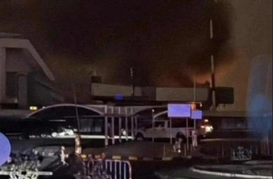 ‏وكالة الأنباء الكويتية: فرق الإطفاء تكافح حريق خزانات الوقود بمطار الكويت الدولي بعد استهدافها بمسيرة