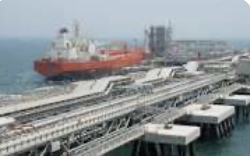 بلومبرغ: السعودية والإمارات والعراق والكويت تخفّض إنتاج النفط بما يصل إلى 6.7 مليون برميل يوميًا