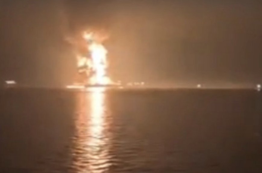 روبترز:  ناقلتان أجنبيتان تحملان زيت وقود عراقيا تعرضتا لهجمات مجهولة و أولي للسلطات الأمنية العراقية يؤكد أن زوارق إيرانية محملة بالمتفجرات اصطدمت بناقلتي وقود في المياه العراقية