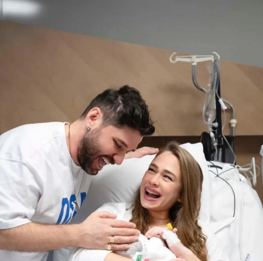 Taze anne Begüm Öner'den mutlu aile paylaşımı! Minik kızları Karya ile poz verdiler