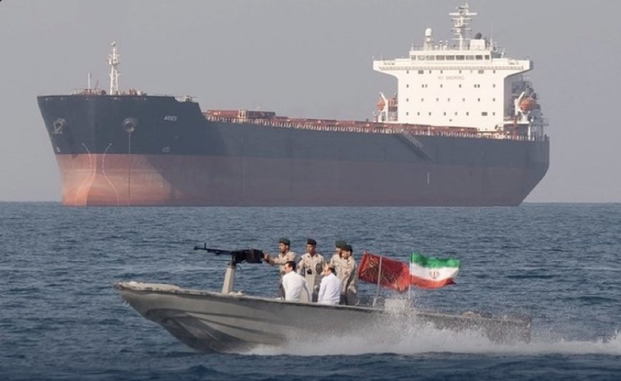 ‏بلومبرغ: إيران بدأت فرض رسوم على بعض السفن مقابل المرور الآمن عبر مضيق هرمزو الرسوم التي تطلبها إيران من بعض السفن التي تعبر مضيق هرمز تصل إلى مليوني دولار