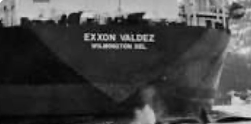 في مثل هذا اليوم، 24 مارس 1989، وقع حادث تسرب نفطي كارثي إثر جنوح ناقلة النفط إكسون فالديز قبالة سواحل ألاسكا، حيث تسربت كميات هائلة من النفط الخام إلى المياه، محدثة واحدة من أسوأ الكوارث البيئية في التاريخ الحديث.