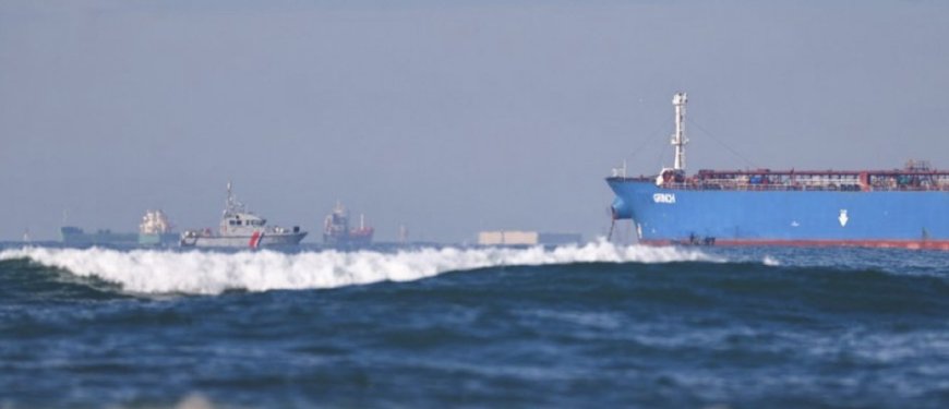 رويترز: ‏قال رئيس الوزراء البريطاني كير ستارمر إنه منح الجيش الإذن بالصعود على متن سفن ​روسية تقول حكومته إنها جزء من شبكة ناقلات تمكن ‌موسكو من تصدير النفط رغم العقوبات الغربية واحتجازها