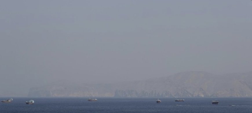 صحيفة فاينانشال ‌تايمز ​نقلا ​عن مصادر مطلعة تذكر  ⁠أن الإمارات ​أبلغت ​واشنطن وحلفاءها الغربيين الآخرين بأنها ​على ​استعداد للمشاركة في ‌قوة ⁠مهام بحرية متعددة الجنسيات ​بهدف ​إعادة ⁠فتح مضيق ​هرمز