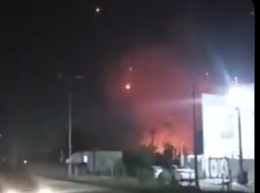 وكالات:‏انفجارات قوية عقب هجوم عنيف بطائرات مسيّرة انتحارية على مدينة أربيل شمالي العراق، وأشارت مصادر محلية إلى أن مطار أربيل الذي يضمّ قاعدة أمريكية والقنصلية الأمريكية ومخيم "أزادي" كانت من بين الأهداف.