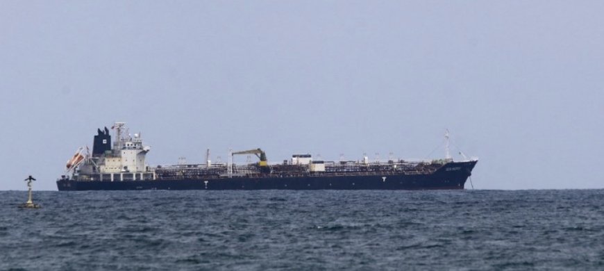 ‏ نيويورك ‌تايمز تذكر ​نقلا ​عن مسؤول أمريكي ⁠مطلع أن ​الولايات ​المتحدة تعتزم السماح لناقلة نفط ​روسية ​محملة بالنفط الخام ‌بالوصول ⁠إلى كوبا، في خطوة ​تنطوي ​على ⁠تخفيف لما ​يمكن ​اعتباره ⁠حصارا نفطيا تفرضه ⁠واشنطن ​على ​كوبا