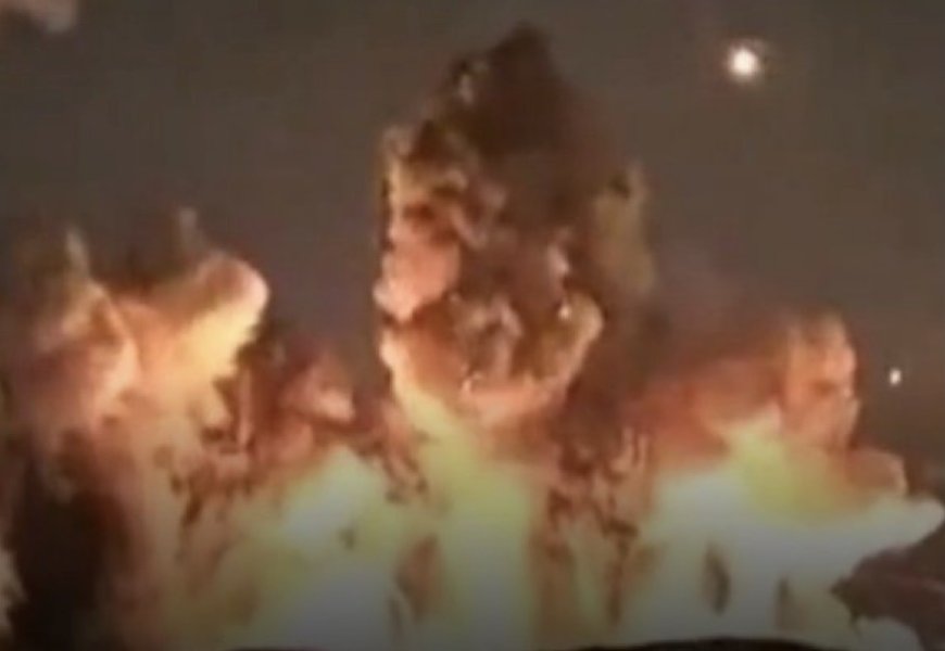 ‏الولايات المتحدة توجه ضربة كبيرة لمستودع ذخيرة ضخم في مدينة أصفهان الإيرانية، بحسب ما ذكرت صحيفة «وول ستريت جورنال»، نقلاً عن مسؤول أميركي. ‏وأفادت التقارير بأن واشنطن استخدمت خلال الليل عدداً كبيراً من القنابل الخارقة للتحصينات، يزن كل منها نحو ألفي رطل (ما يقارب 900 كيلوغرام)