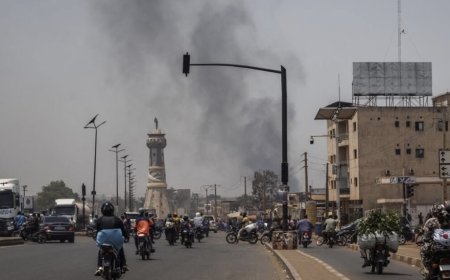 مونتي كارلو:قُتل وزير الدفاع المالي، الجنرال ساديو كامارا، مع أفراد من عائلته في هجوم بسيارة مفخخة استهدف منزله قرب باماكو، في عملية منسّقة بين جماعة نصرة الإسلام والمسلمين التابعة للقاعدة والمتمردين الطوارق. وتزامن الهجوم مع تجدّد الاشتباكات في عدة مناطق، وسط إعلان المتمردين سيطرتهم الكاملة على مدينة كيدال شمال البلاد.